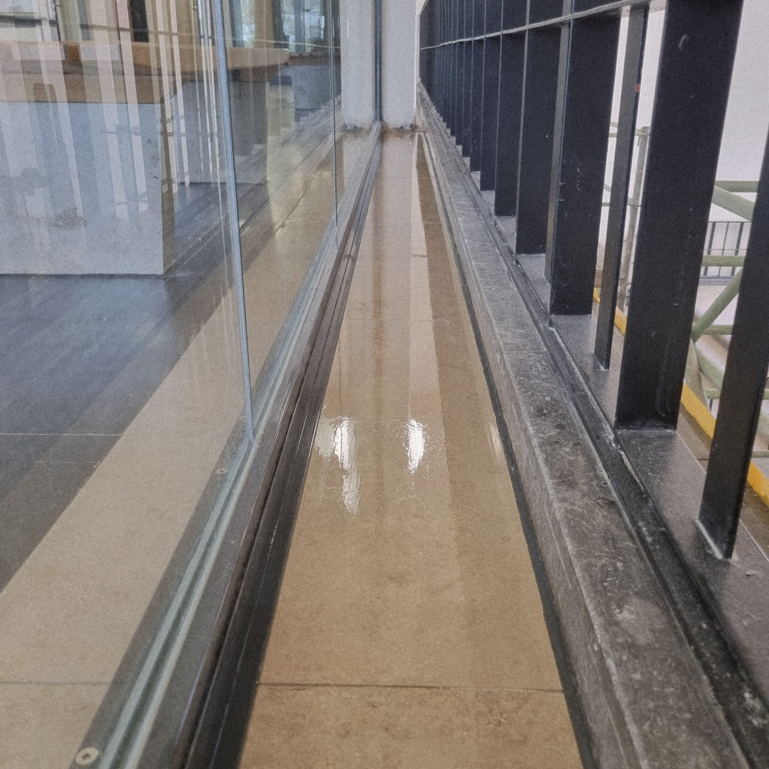 Heller Natursteinboden nach der Baureinigung Köln